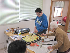 調理レク（焼きそば）の様子