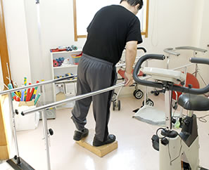 平行棒内での段差昇降訓練